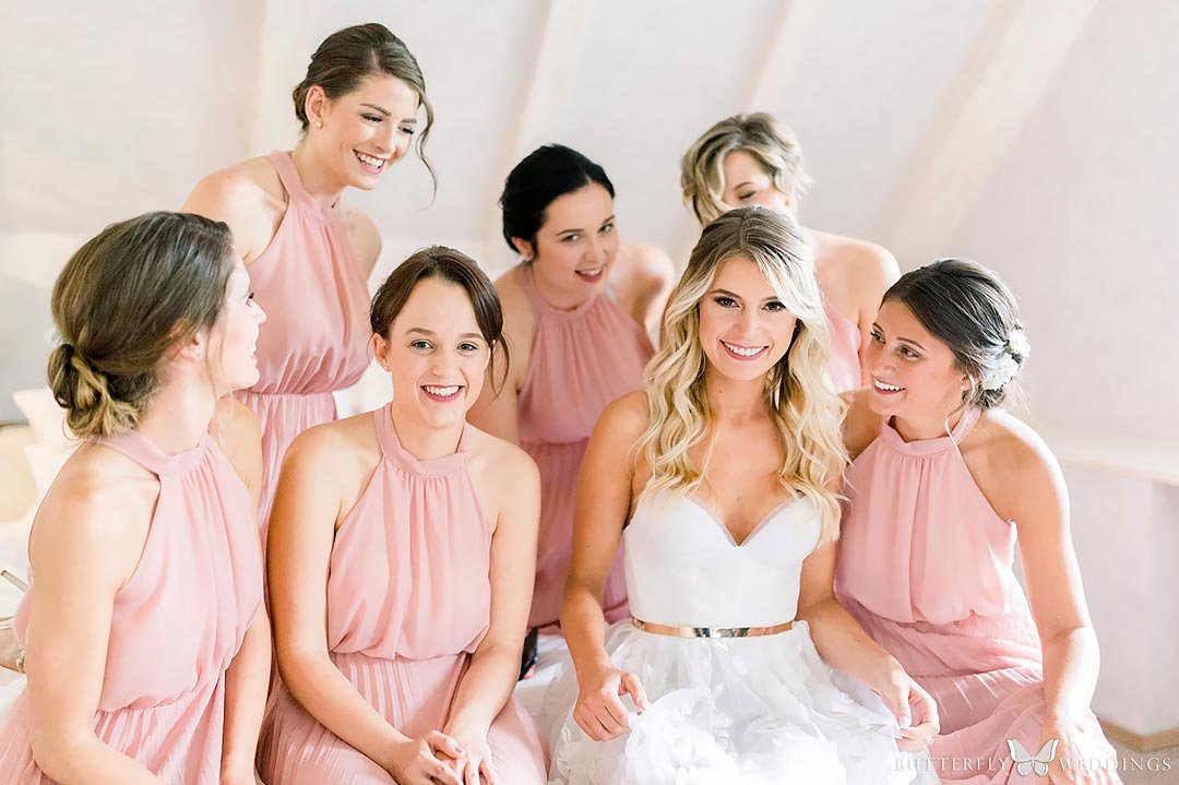 bride with her bridesmaids, blush pink dresses for bridesmaids, wedding in Prague