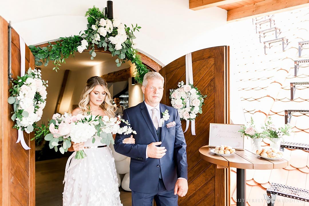 wedding ceremony in Prague, wedding in Salabka winery Prague