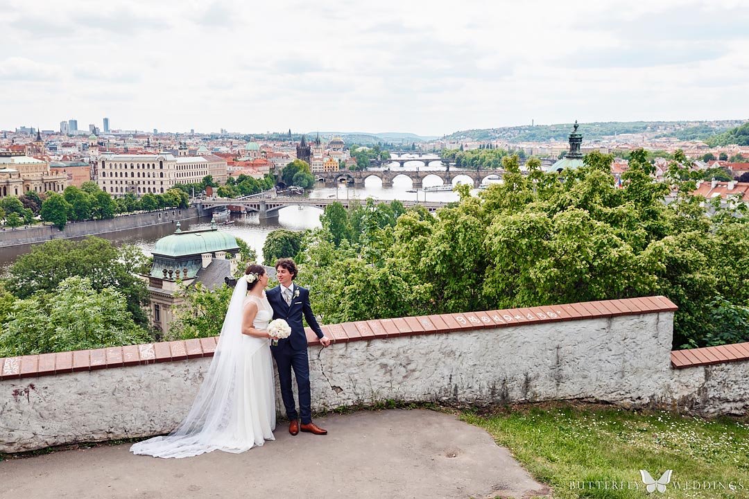 ženich a nevěsta při společném focení v Praze