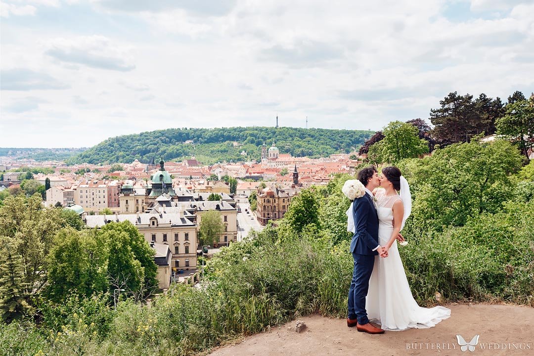 Nevěsta s ženichem s výhledem na Prahu