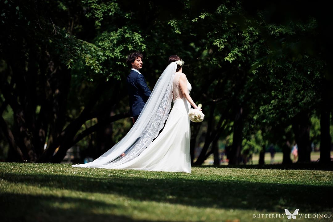 Nevěsta s ženichem focení v parku