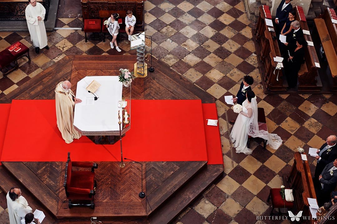 Wedding ceremony at Nejsvětější Salvator´s church in Prague