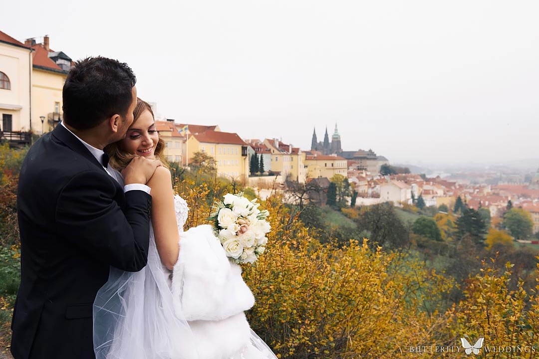 Podzimní lebanonská svatba v Praze, fotografie s Pražským hradem