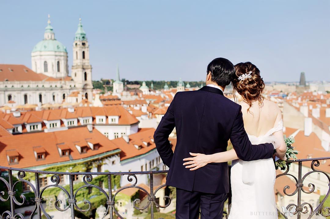 Couple wedding photo session in Vrtba garden