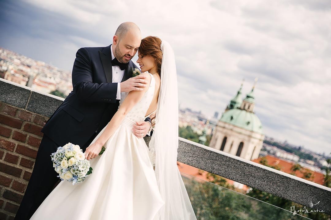 Svatební fotky z Prahy bílo modrá svatba