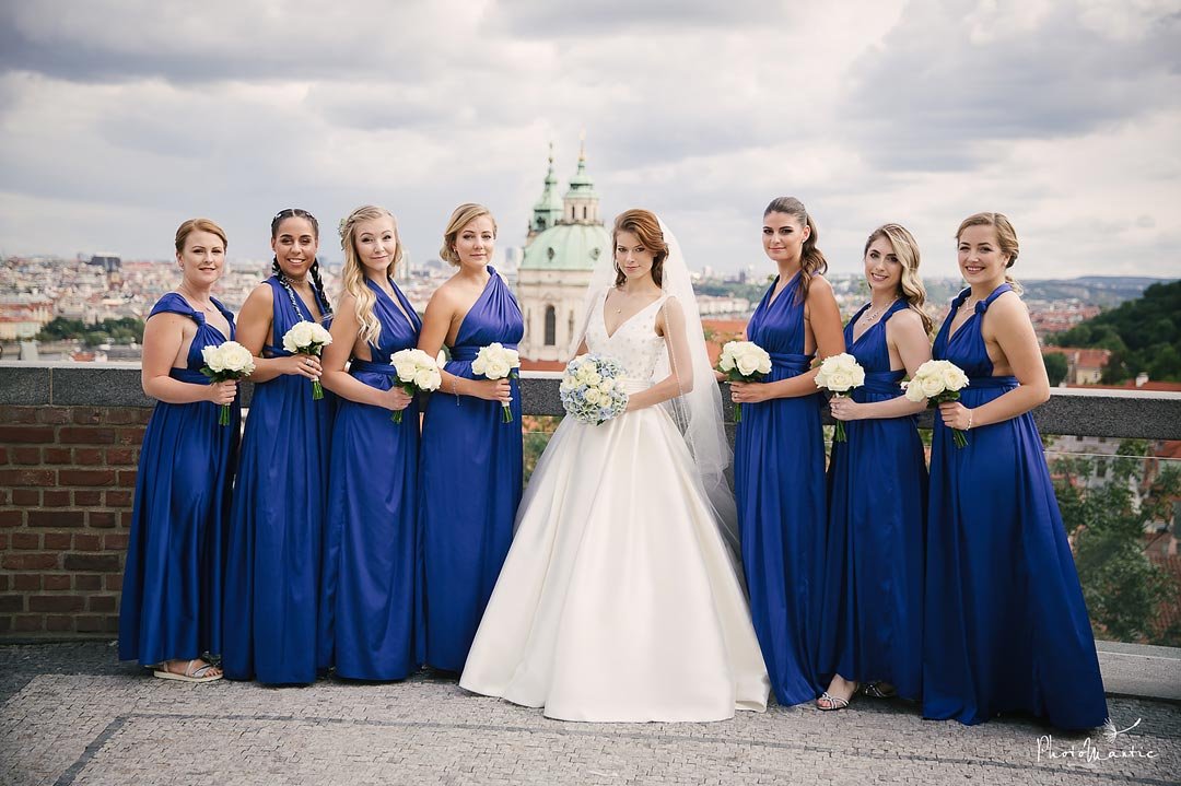 Bílo modrá svatba v Praze, modré šaty pro družičky