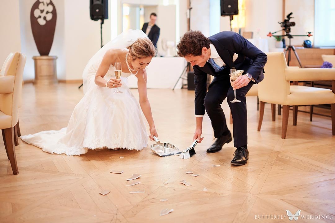 wedding traditions break the plate wedding in Mandarin Oriental in Prague