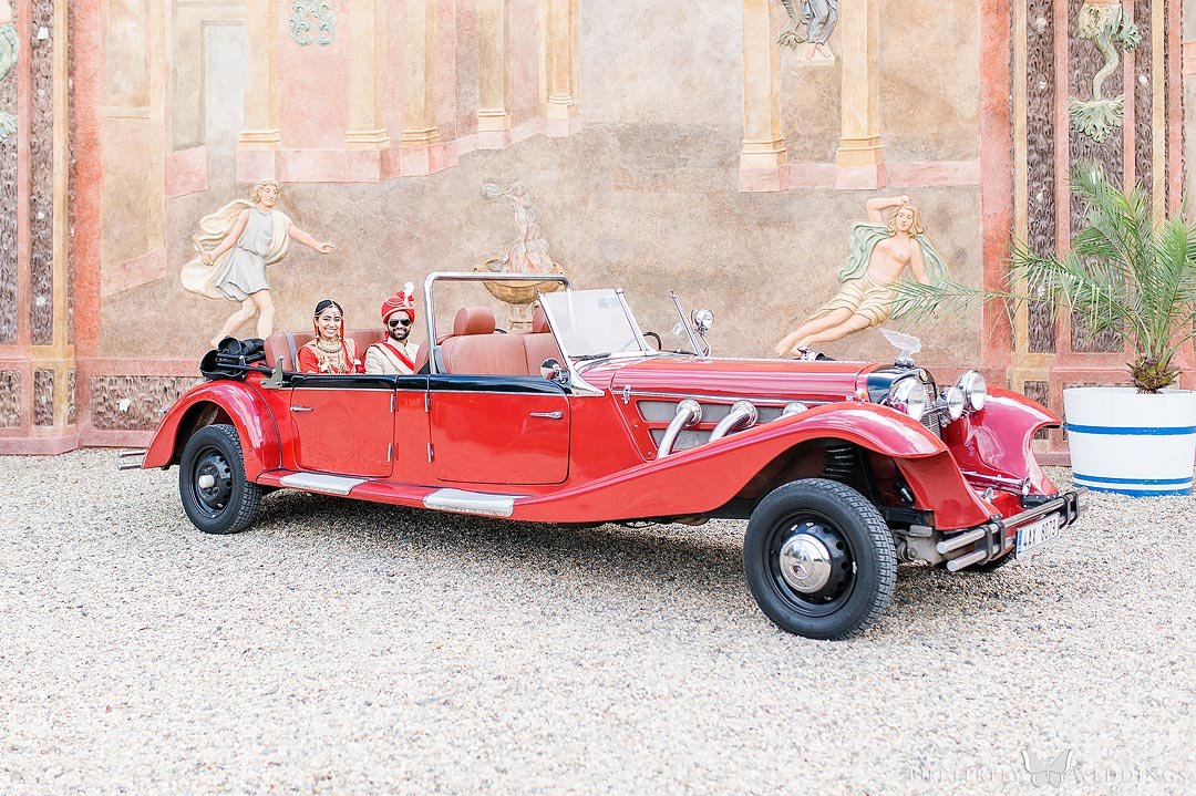 historické auto indická svatba v Przae baraat