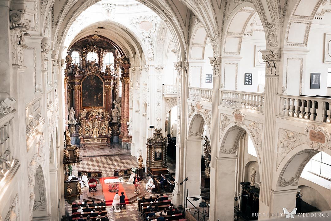 Interiér katolického kostela Nejsvětějšího Salvátora v Praze, krásný kostel na svatební obřad