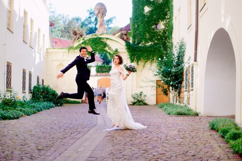 Letní svatba v Praze ve Vrtbovské zahradě a hotelu Augustine